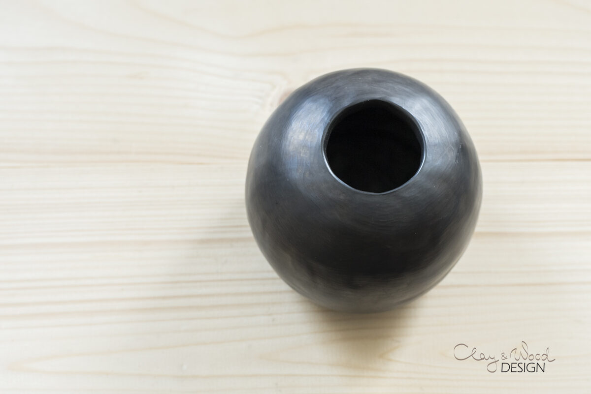 Melnās keramikas vāze - bumba