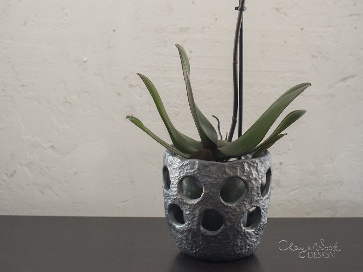 Melnās keramikas puķu pods orhidejām ar faktūru