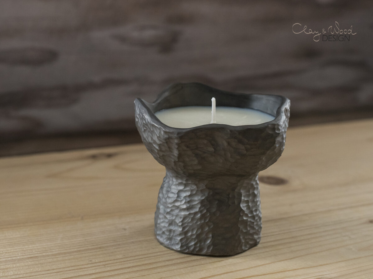 Melnās keramikas sveču trauks ar sveci