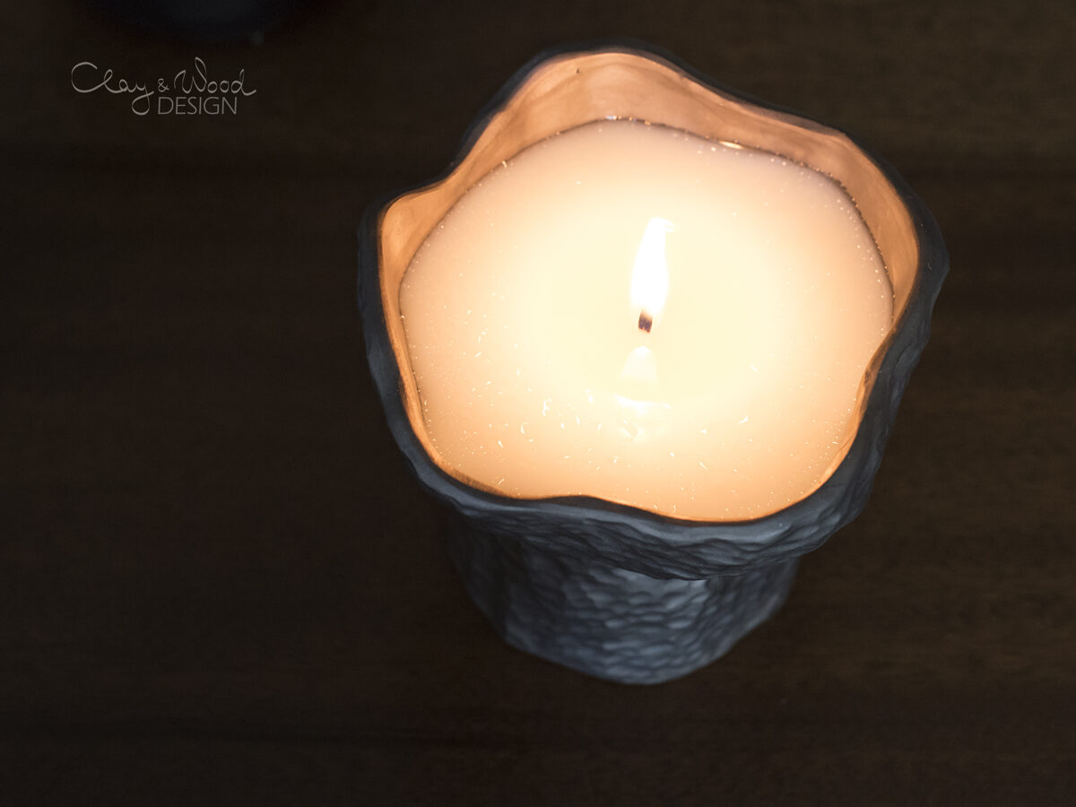 Melnās keramikas sveču trauks ar sveci