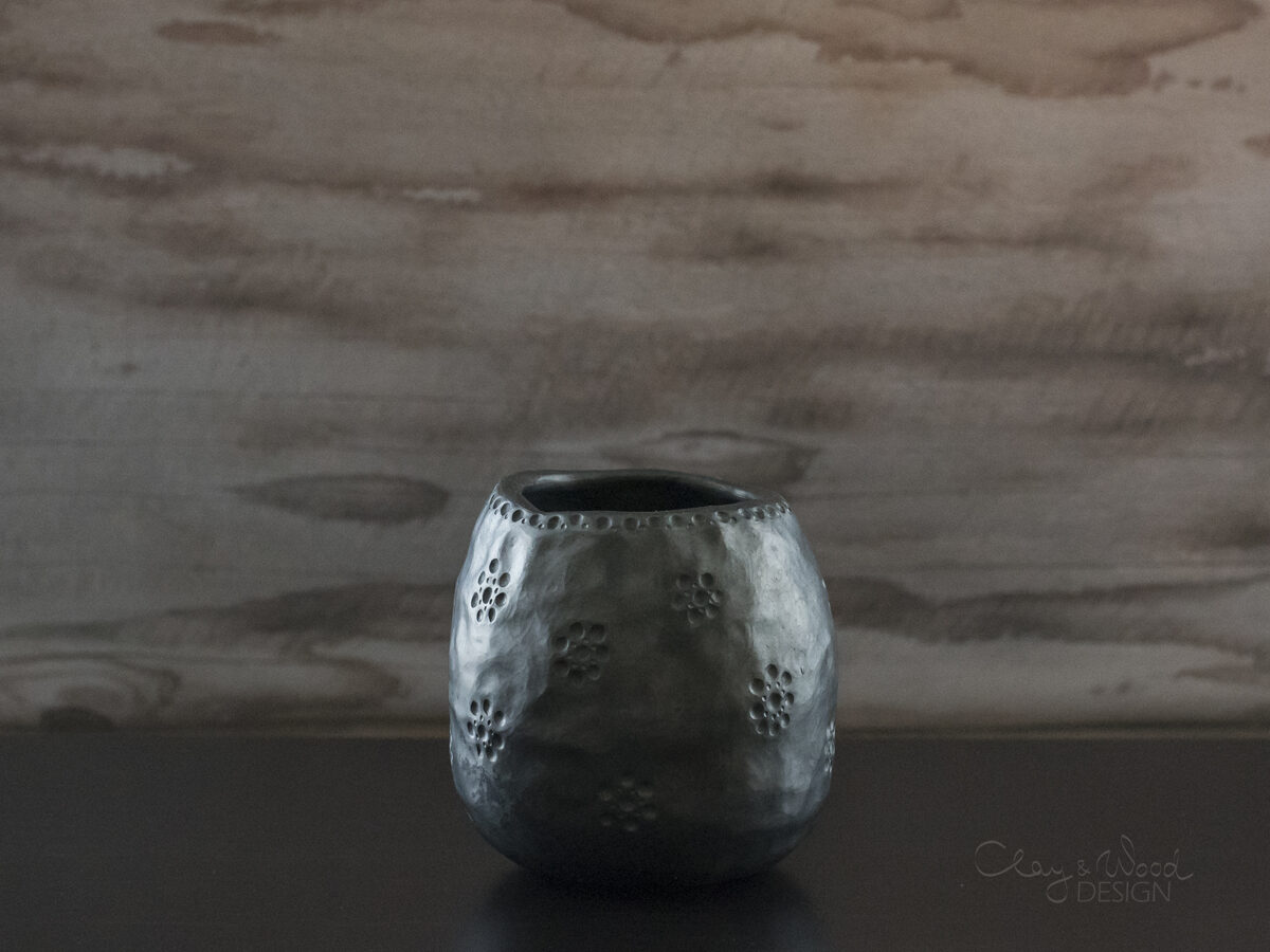 Melnās keramikas vāze ar punktiņiem