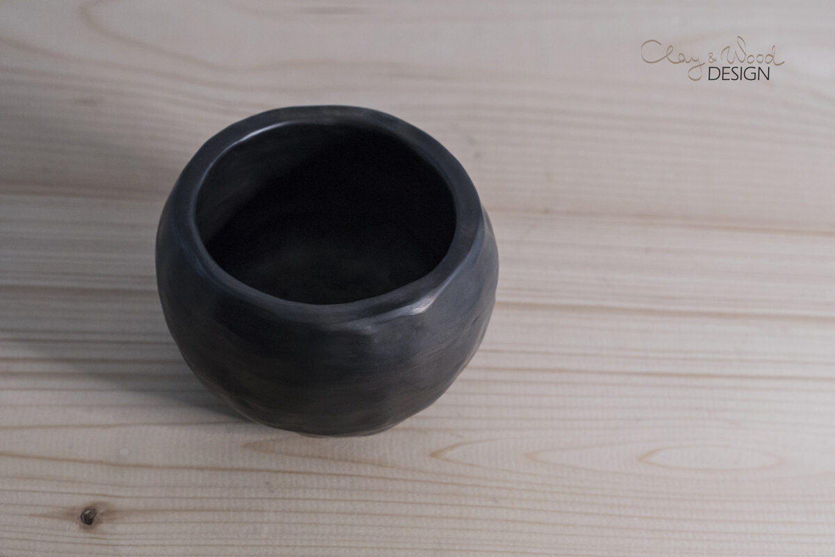 Neliels melnās keramikas puķu podiņš 