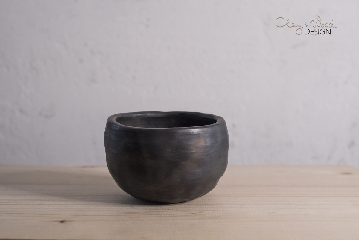 Melnās keramikas puķu pods ar aukliņām