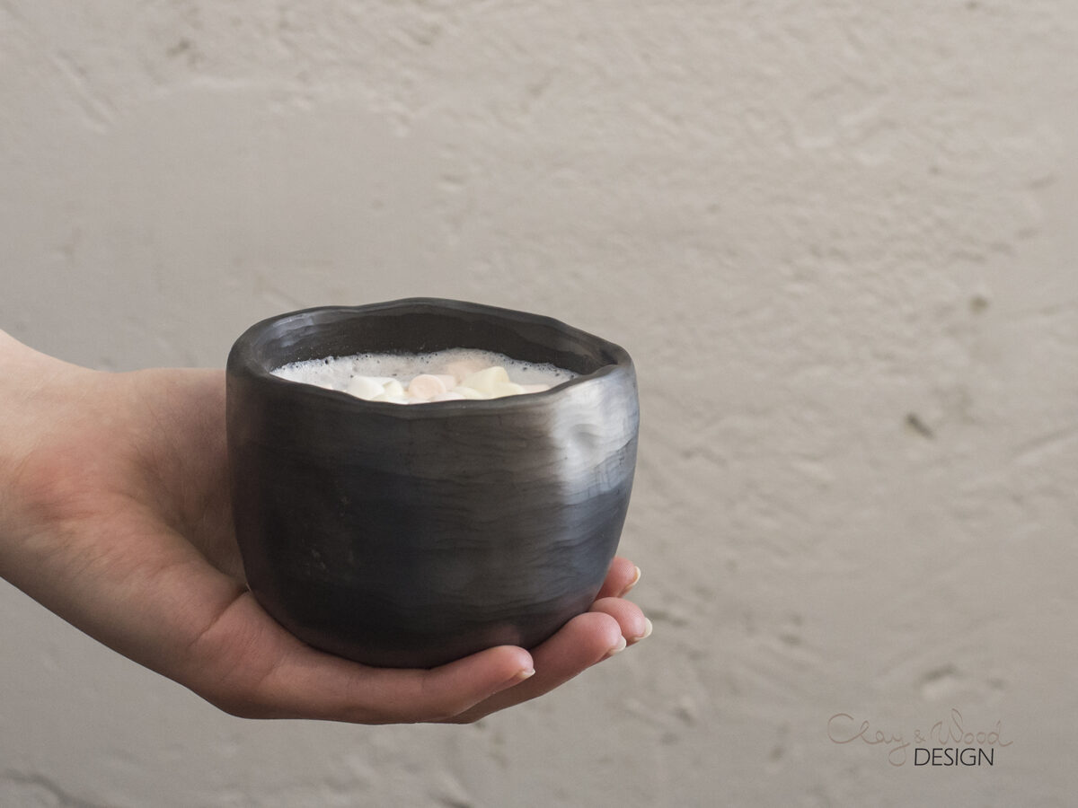 Melnās keramikas krūzīte bez osiņas