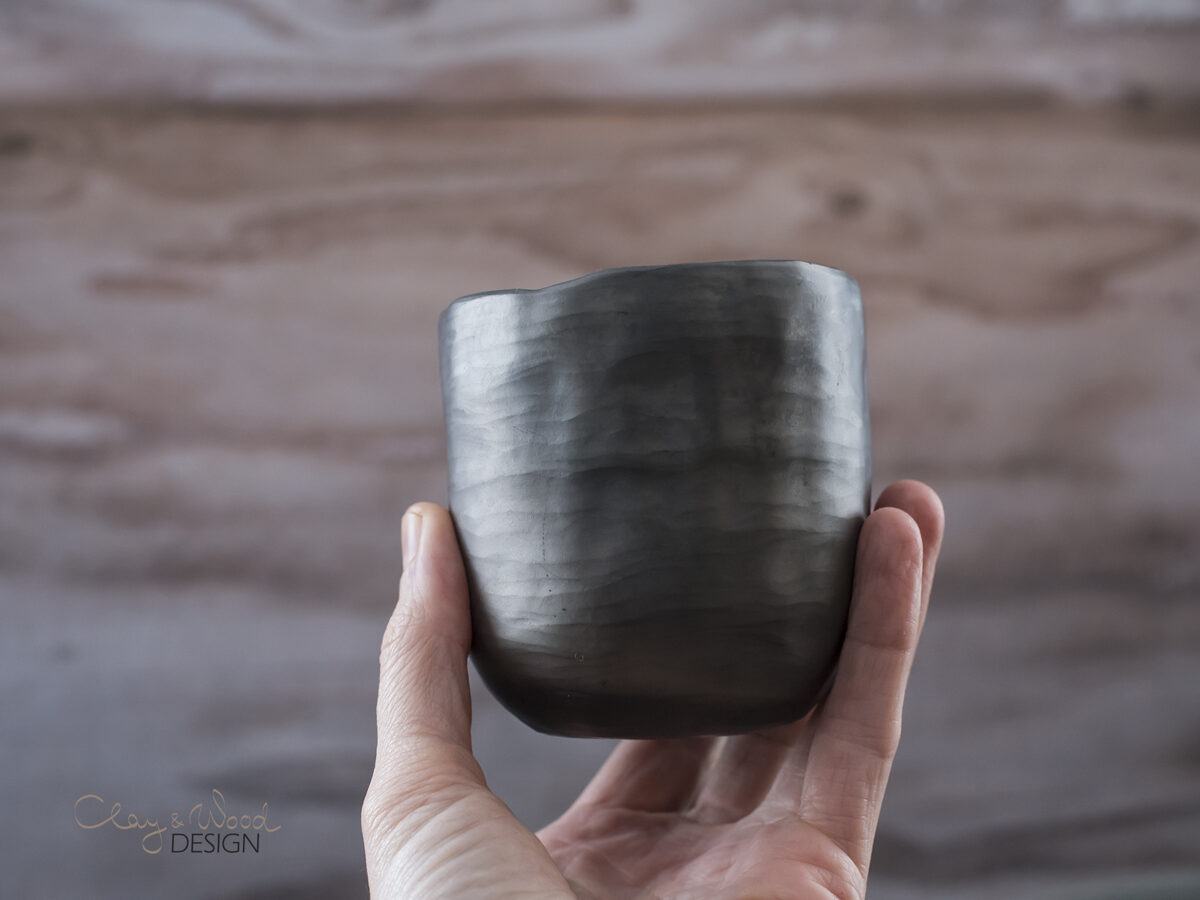 Melnās keramikas krūze bez osiņas