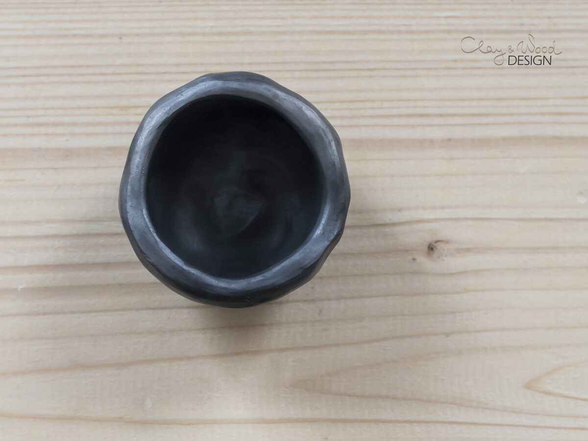 Melnās keramikas olu trauciņš