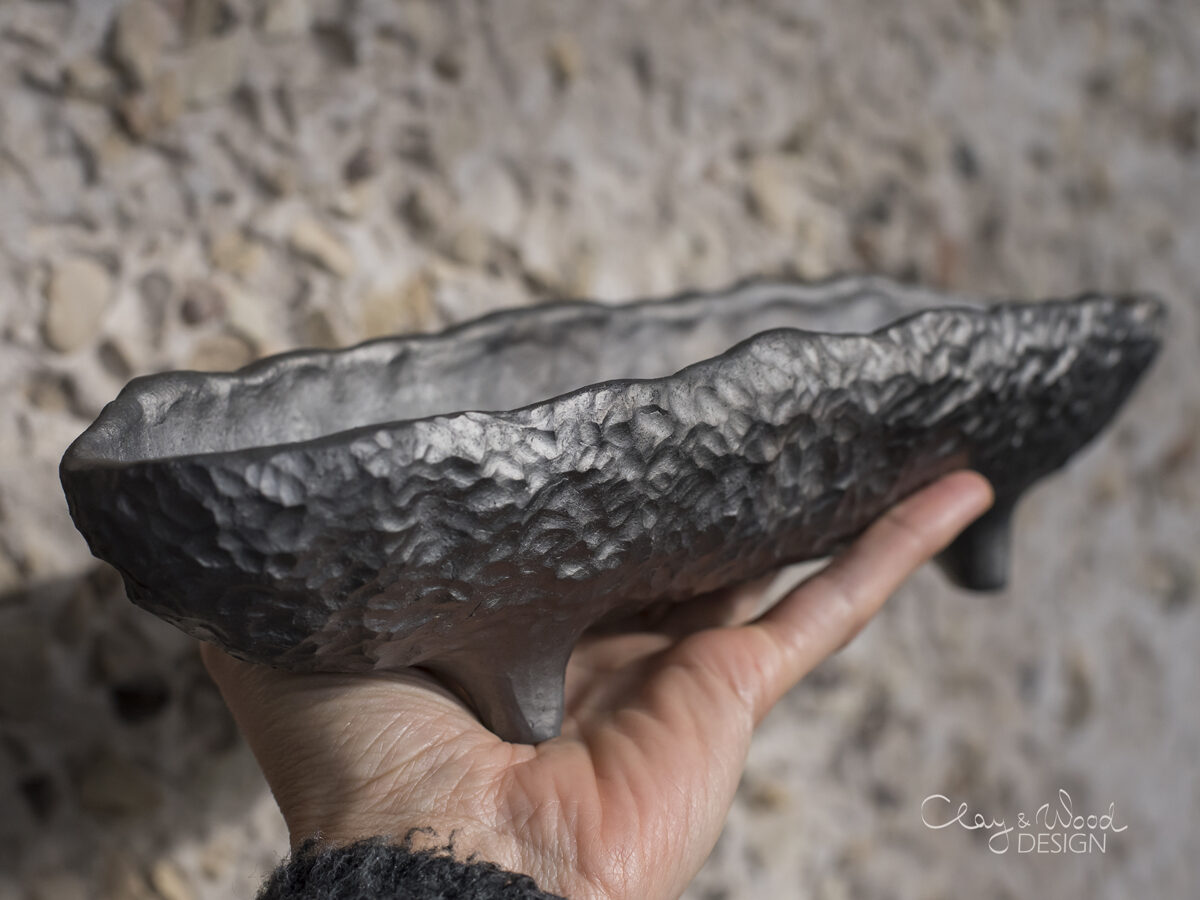 Melnās keramikas puķu pods "Laiva"
