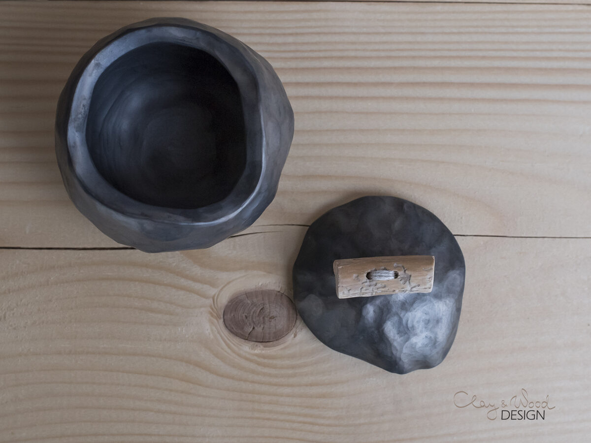 Mazs melnās keramikas podiņš ar vāciņu