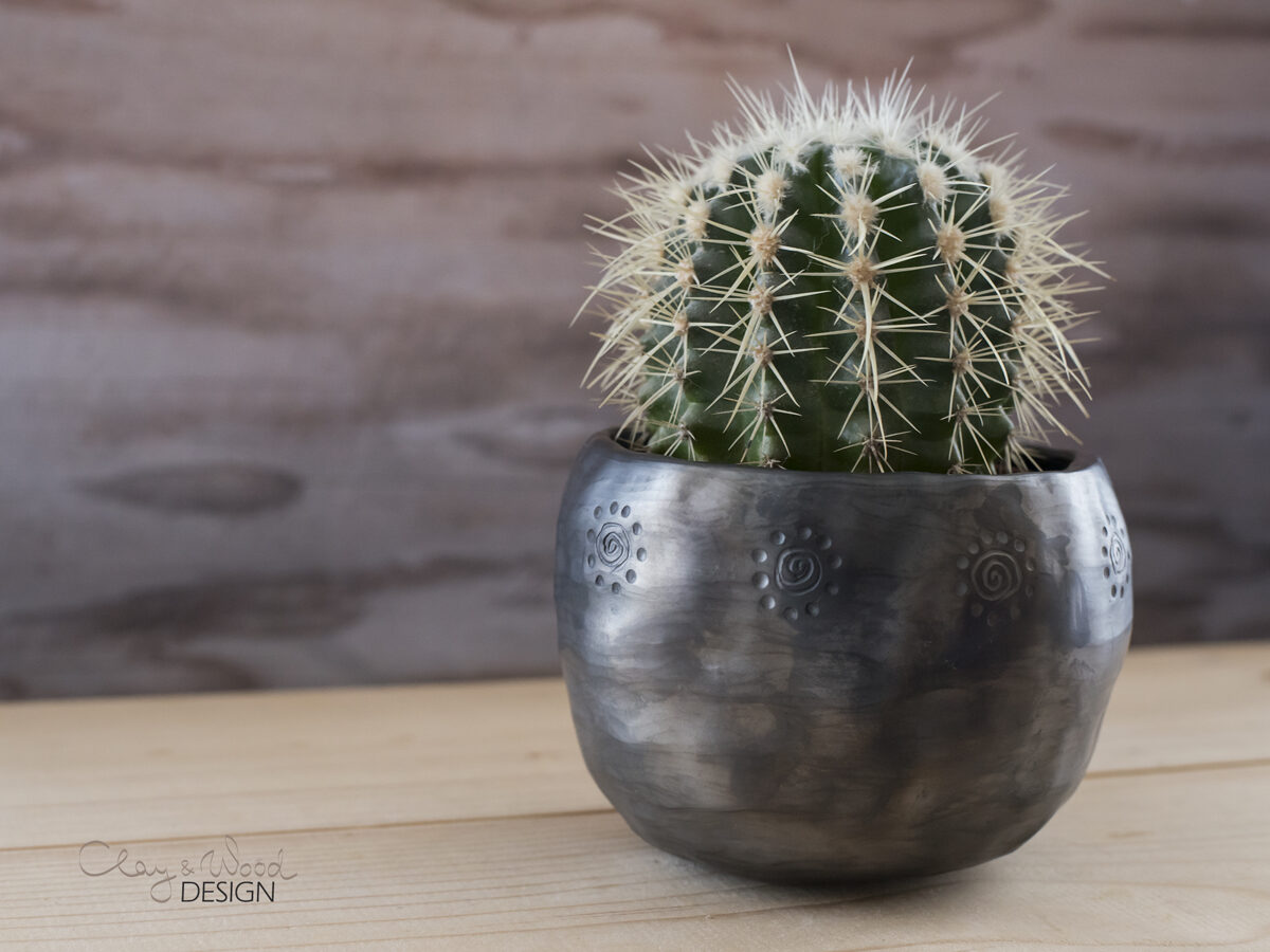 Melnās keramikas puķu pods "Kaktuss"