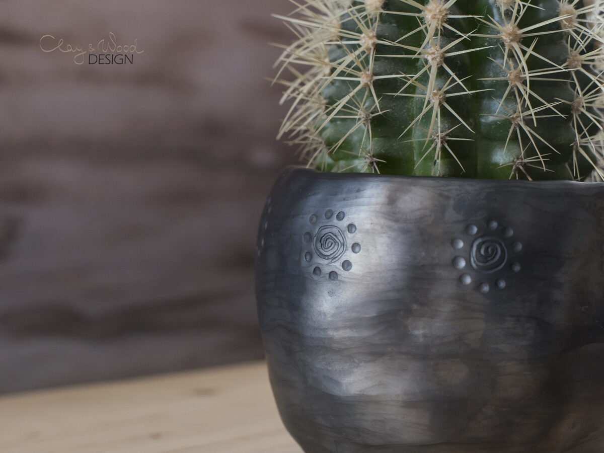 Melnās keramikas puķu pods "Kaktuss"