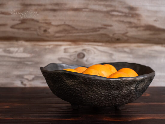 Melnās keramikas bļoda ar faktūru uz kājiņām