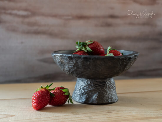 Melnās keramikas trauks ar faktūru