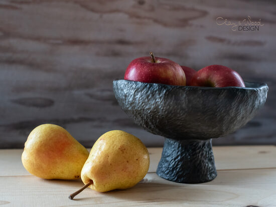 Melnās keramikas trauks ar faktūru