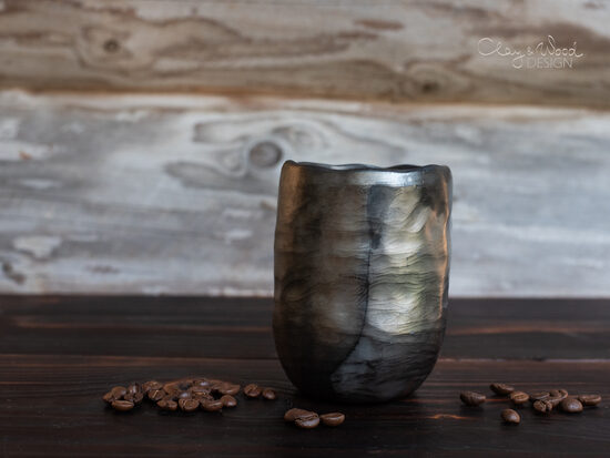 Melnās keramikas krūze bez osiņas