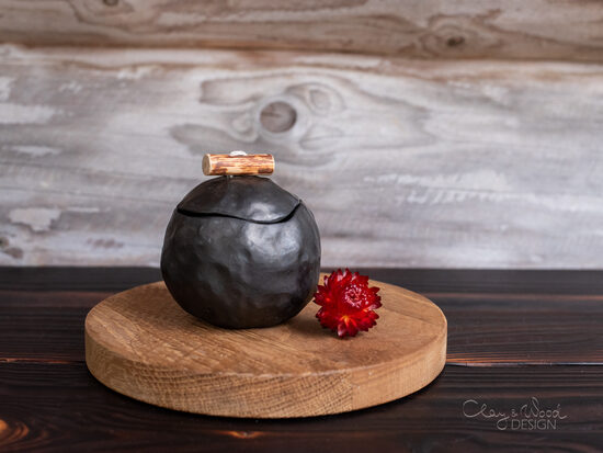 Mazs melnās keramikas podiņš ar vāciņu