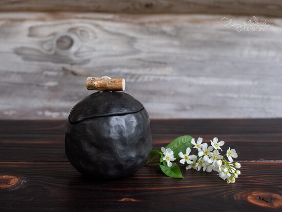 Mazs melnās keramikas podiņš ar vāciņu