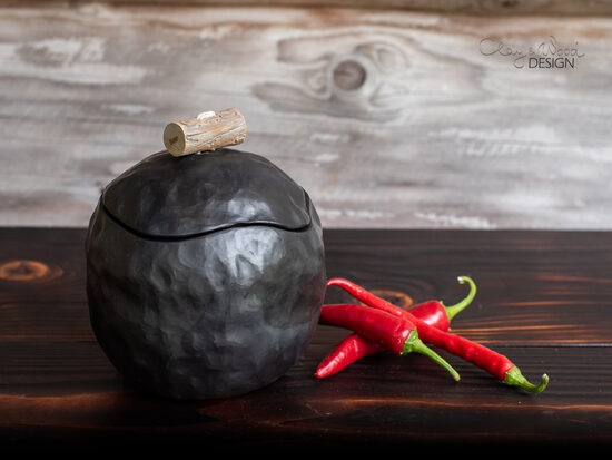 Melnās keramikas podiņš