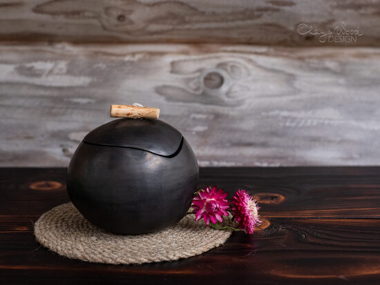 Melnās keramikas trauciņš ar vāciņu