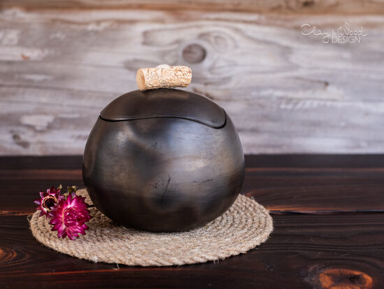 Melnās keramikas trauciņš ar vāciņu