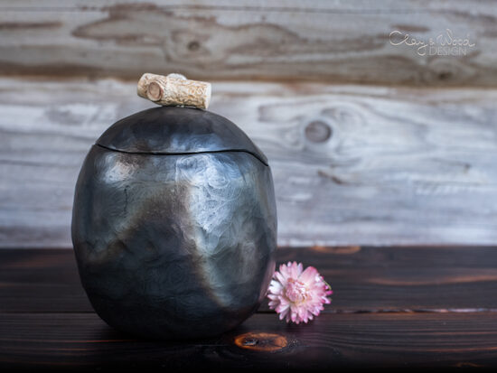 Melnās keramikas trauks ar vāku