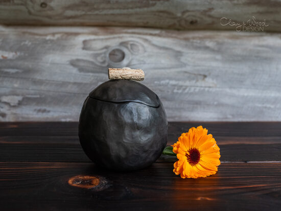 Melnās keramikas trauks ar vāciņu un koka detaļu