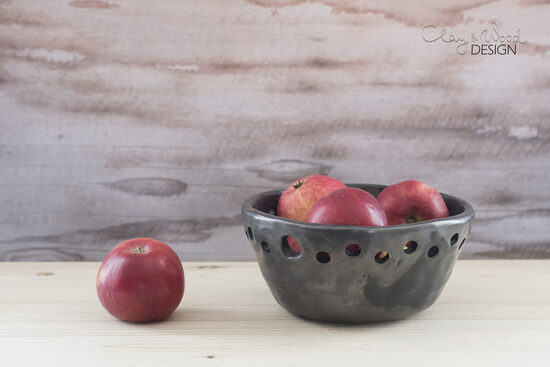 Melnās keramikas bļoda ar caurumiem