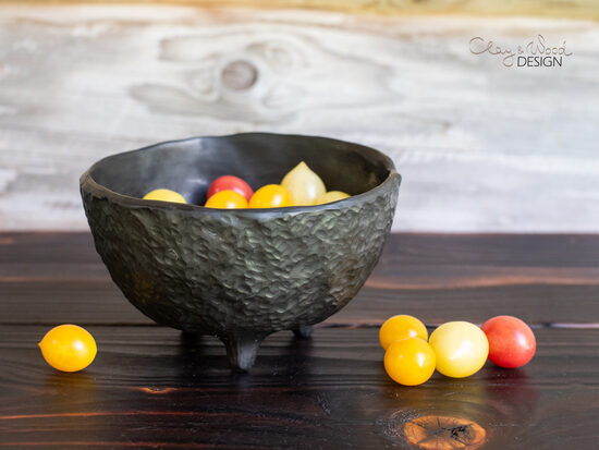 Melnās keramikas trauks ar faktūru uz kājiņām