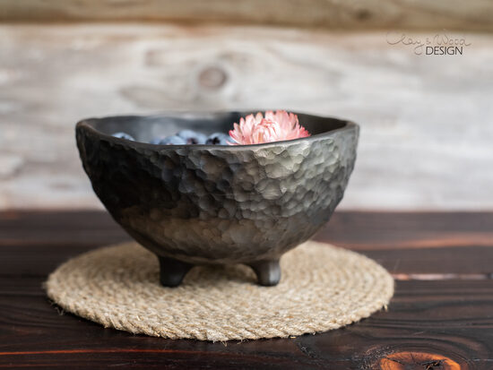 Melnās keramikas trauks ar faktūru uz kājiņām