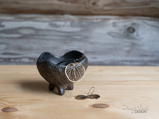 Mazs melnās keramikas trauciņš uz kājiņām