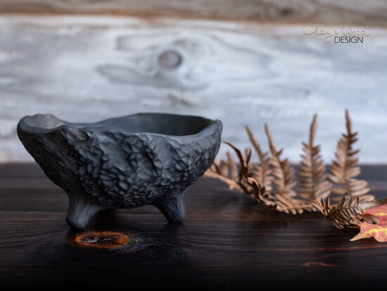 Melnās keramikas atslēgu trauks uz kājiņām