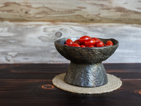 Melnās keramikas trauks ar faktūru