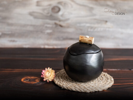 Mazs melnās keramikas podiņš ar vāciņu