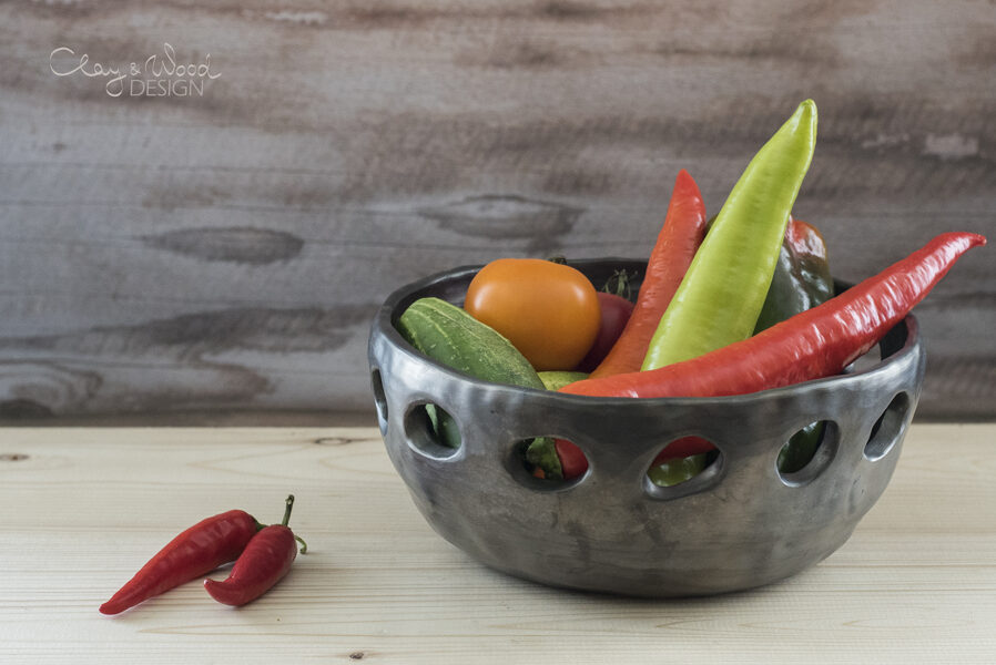 Liela melnās keramikas bļoda ar caurumiem