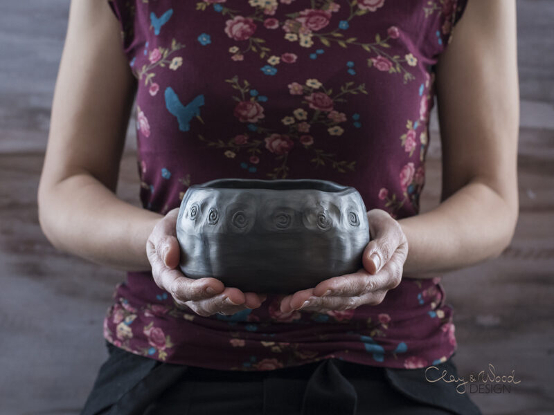 Melnās keramikas bļodiņa "Rozītes"