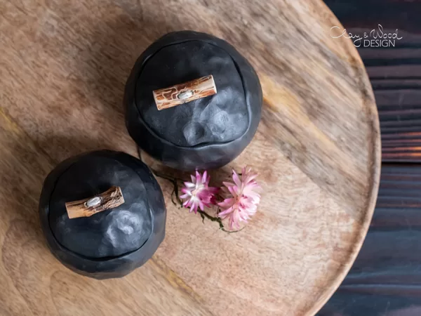 Set of black ceramic pinch pots with cover