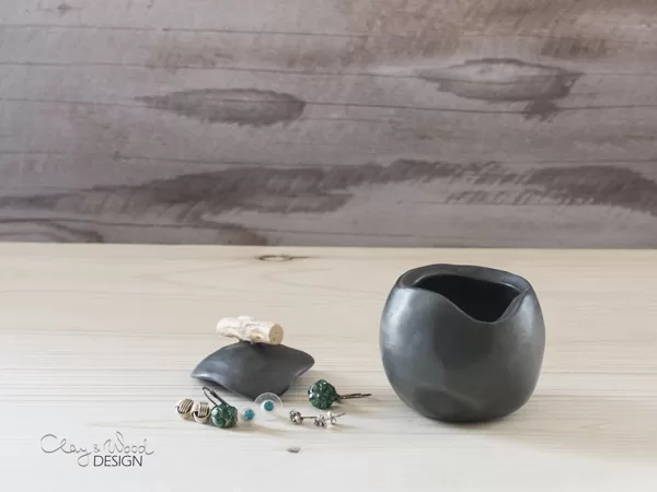 Pinch pot with lid of black pottery for spices.